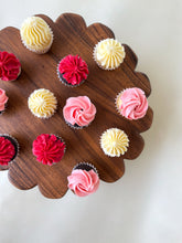Load image into Gallery viewer, Scalloped Cake Stand
